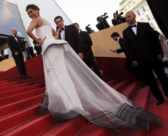 Sonam Opts For Sleek at Cannes