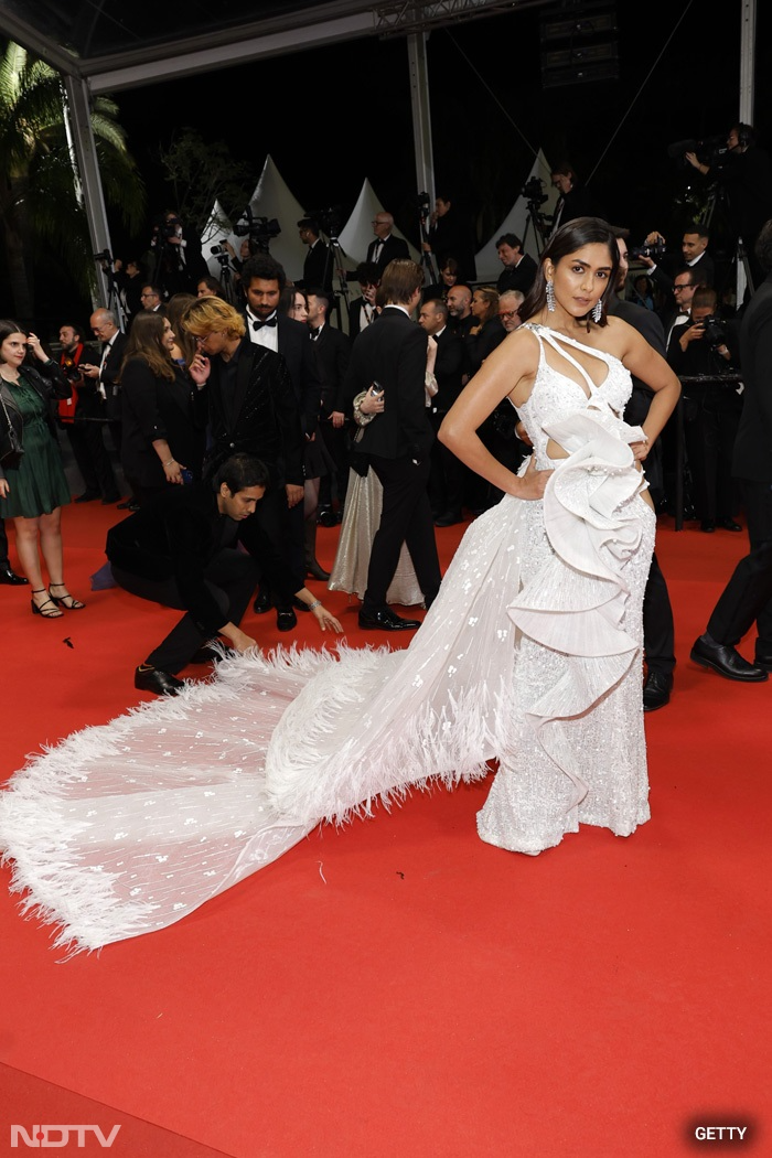 Cannes 2023: ऐश्वर्या राय बच्चन और मृणाल ठाकुर ने रेड कार्पेट पर चलाया जादू, देखें तस्वीरें