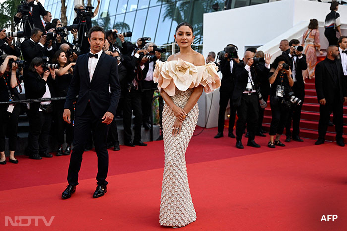 The actress stole the limelight in an ivory sheath gown by Richard Quinn that had a floral-shaped ruffle bodice. (Image courtesy: AFP)