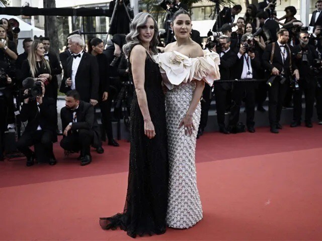Photo : Cannes 2023: अनुष्का शर्मा और एंडी मैकडॉवेल रेड कार्पेट पर आईं नज़र