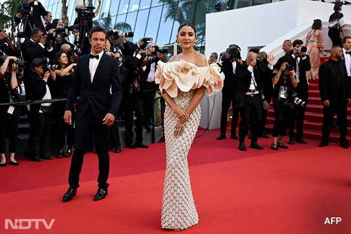 Cannes 2023: अनुष्का शर्मा और एंडी मैकडॉवेल रेड कार्पेट पर आईं नज़र