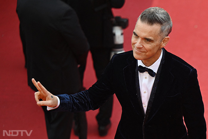 Robbie Williams smiled and waved at the paparazzi as she stepped foot on the red carpet. (Image Courtesy: AFP)