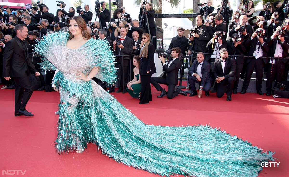 She picked a silver outfit with turquoise accents from the shelves of Falguni Shane Peacock. (Image courtesy: Getty)