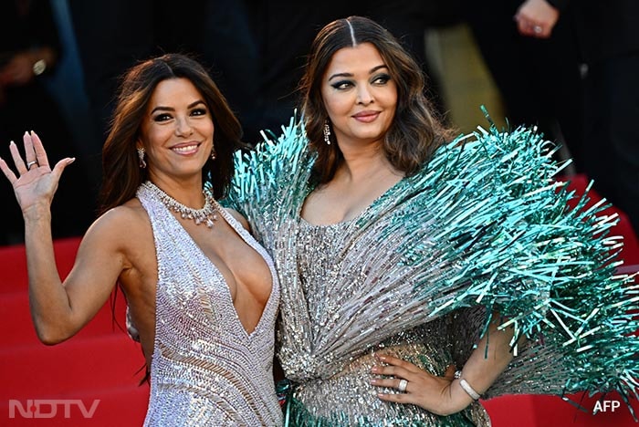 Aishwarya Rai Bachchan and Eva Longoria clicked together on the Cannes red carpet. (Image courtesy: AFP)