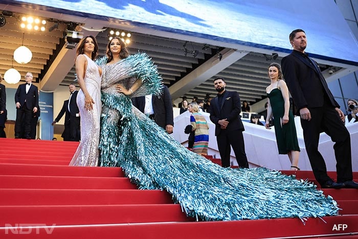 Strike a pose like OGs Aishwarya Rai Bachchan and Eva Longoria. (Image courtesy: AFP)