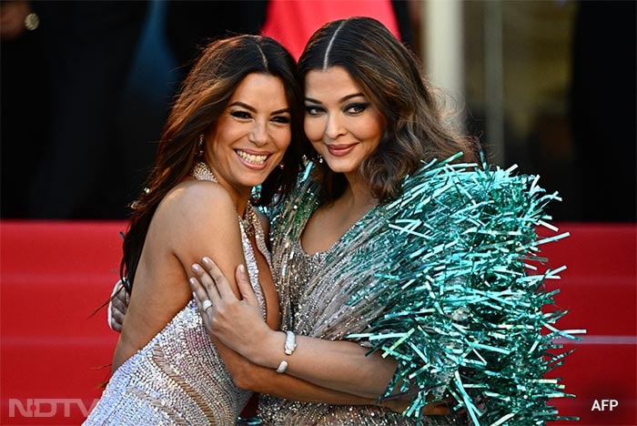 The actresses happily posed together on the Cannes red carpet.  Did someone say picture-perfect? (Image courtesy: AFP)