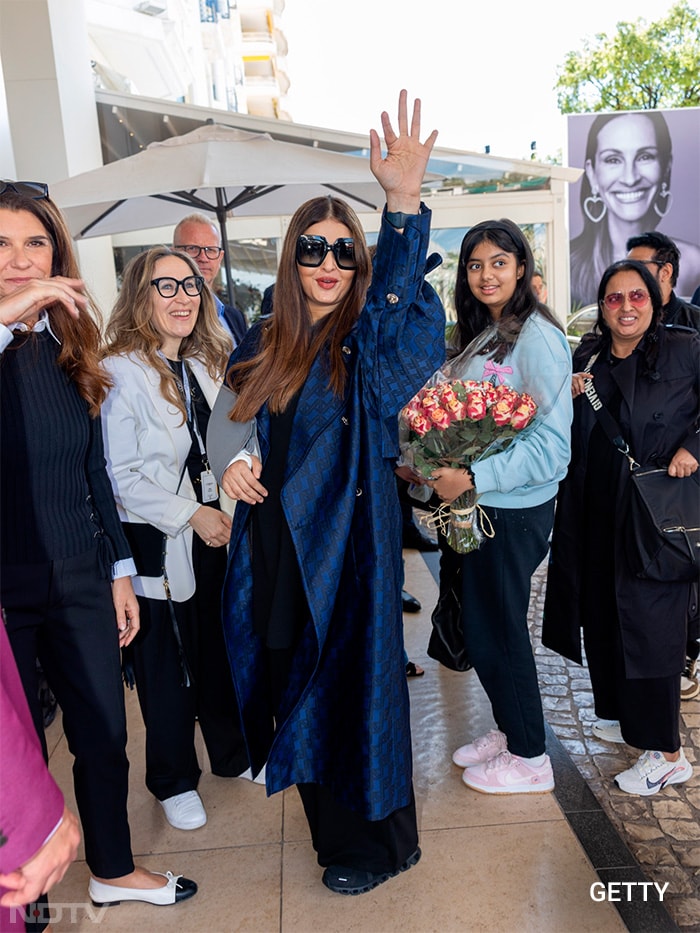 Aishwarya Rai Bachchan greeted the paparazzi like this. She was accompanied by daughter Aaradhya. (Image Courtesy: Getty)