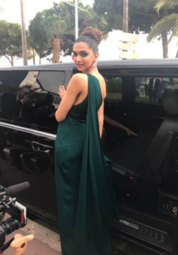 Cannes Film Festival, Day 2: जब ग्रीन कलर के फ्लोर लेंथ गाउन में रेड कार्पेट पर दिखीं दीपिका...