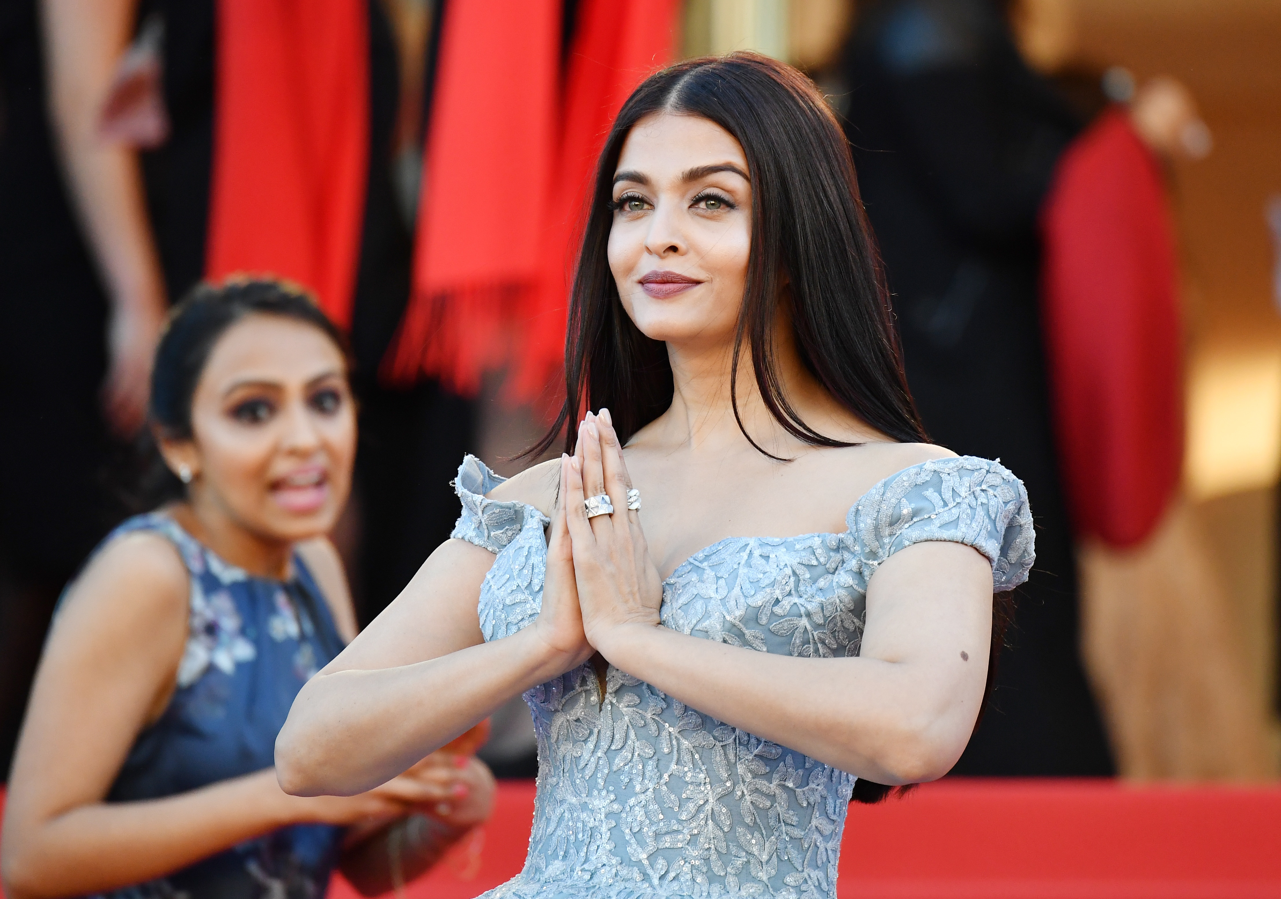 Photo : Aishwarya Rai Bachchan Steals The Spotlight On Cannes Red Carpet