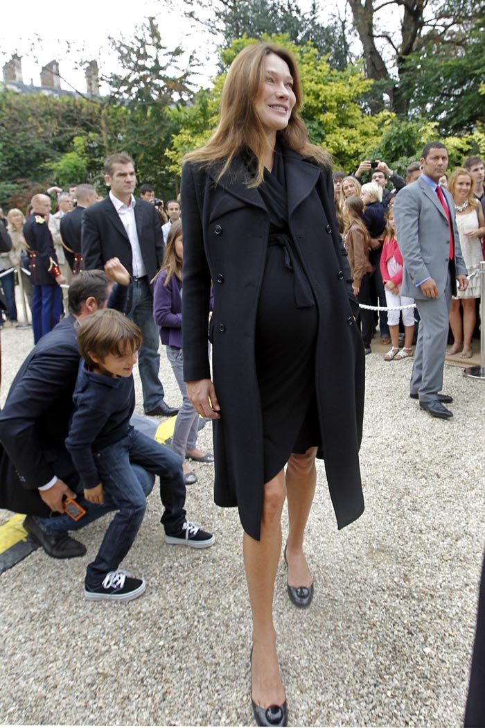 Carla Bruni flaunts her baby bump