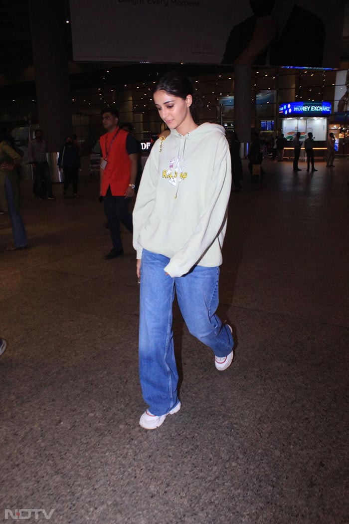 Ananya Panday kept her airport look casual and cool. (Image courtesy: Varinder Chawla)