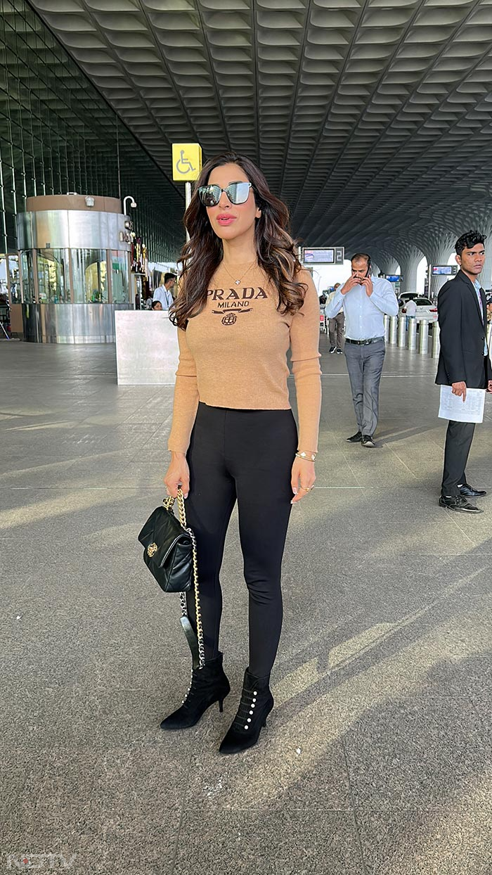 Sophie Choudry clicked at the Mumbai airport.  (Image courtesy: Varinder Chawla)