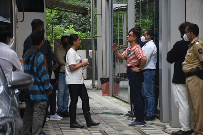Kareena Kapoor was pictured with Aamir Khan on the sets of <i>Laal Singh Chaddha</i> in Mumbai on Sunday.
