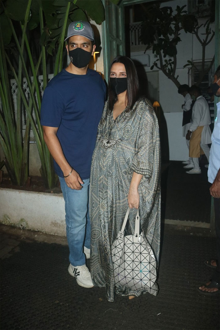 Mom-to-be Neha Dhupia and Angad Bedi enjoyed a dinner date in the city on Monday.