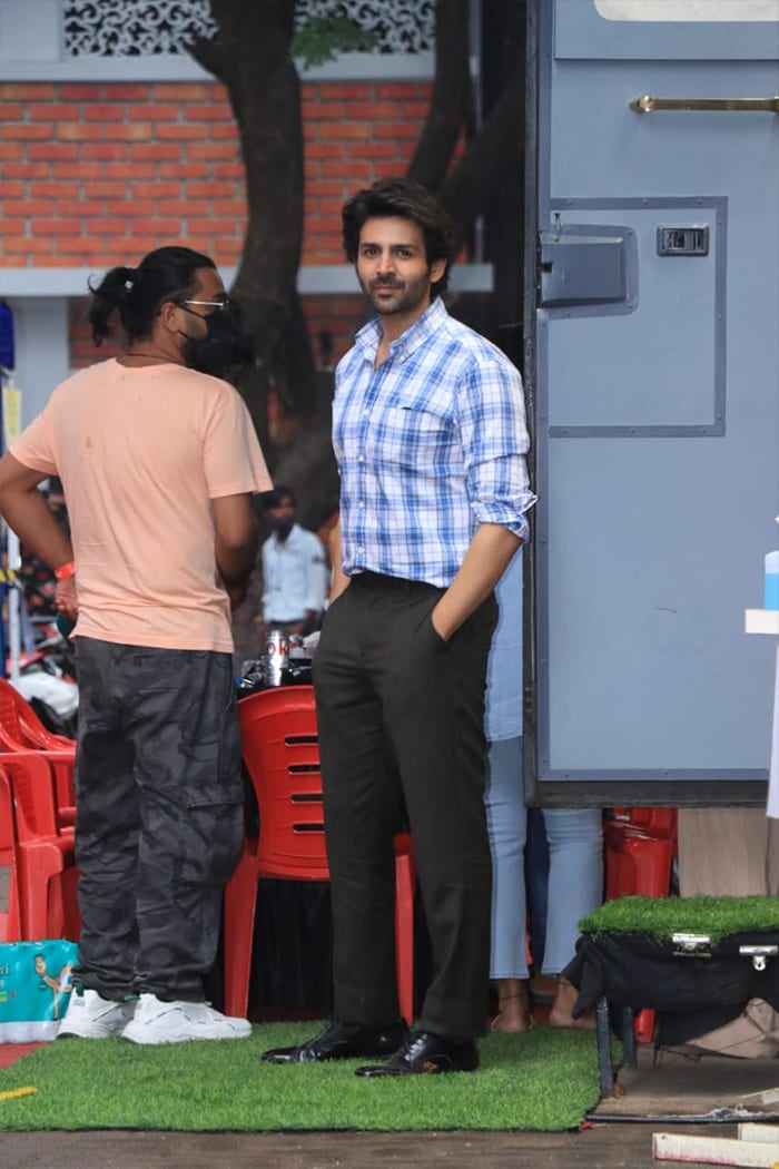 Kartik Aaryan looked handsome in a white shirt and black pants at the Filmcity.