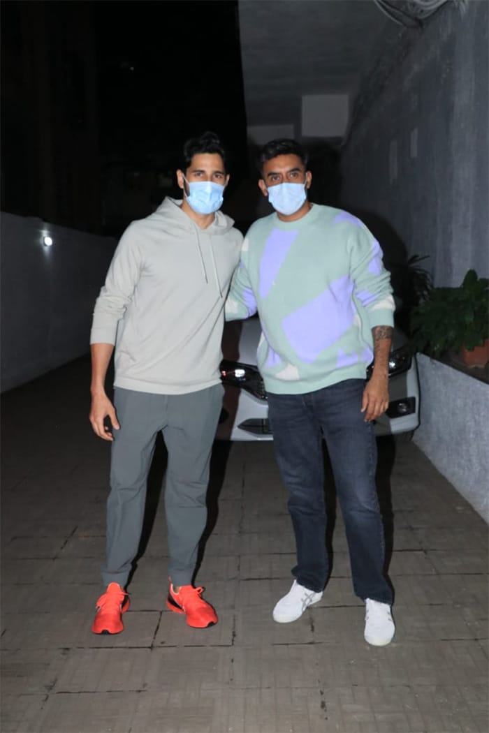 Sidharth posed with filmmaker Shashank Khaitan.