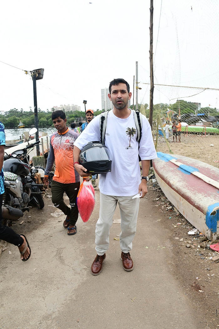 Actor Vikrant Massey too was spotted at the Versova Jetty in an uber-cool look.