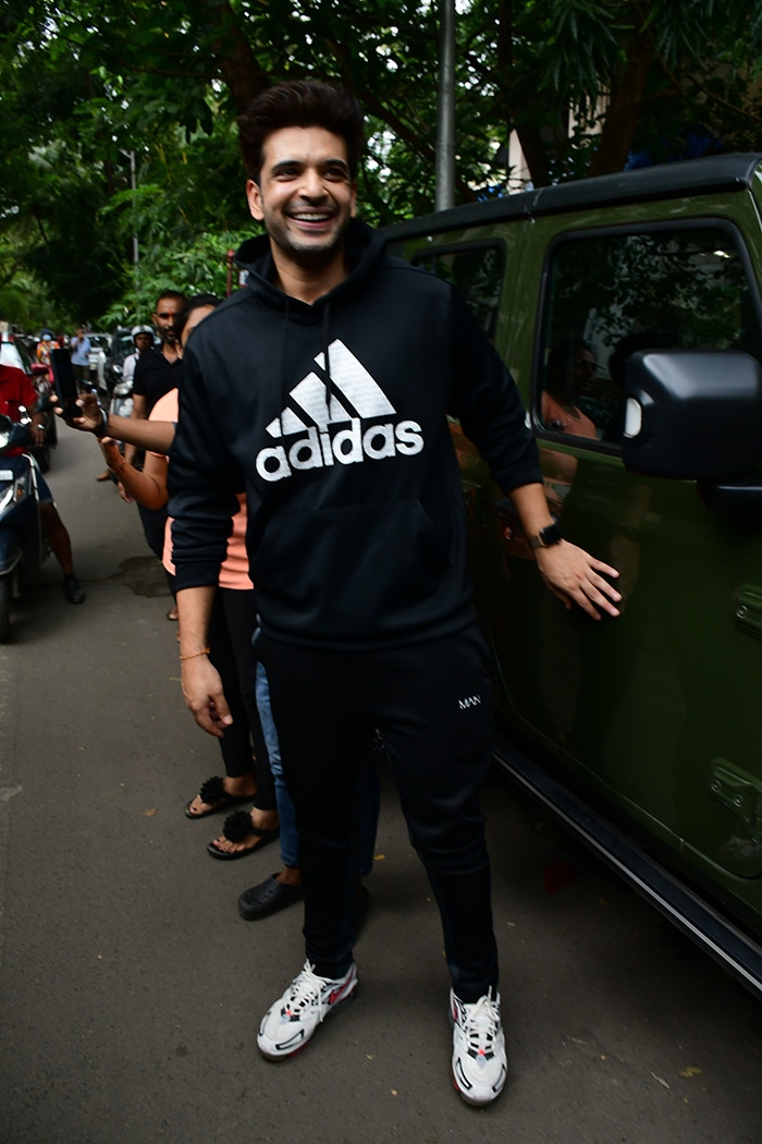 Karan Kundra, who was sporting an all-black look, was snapped in Juhu.