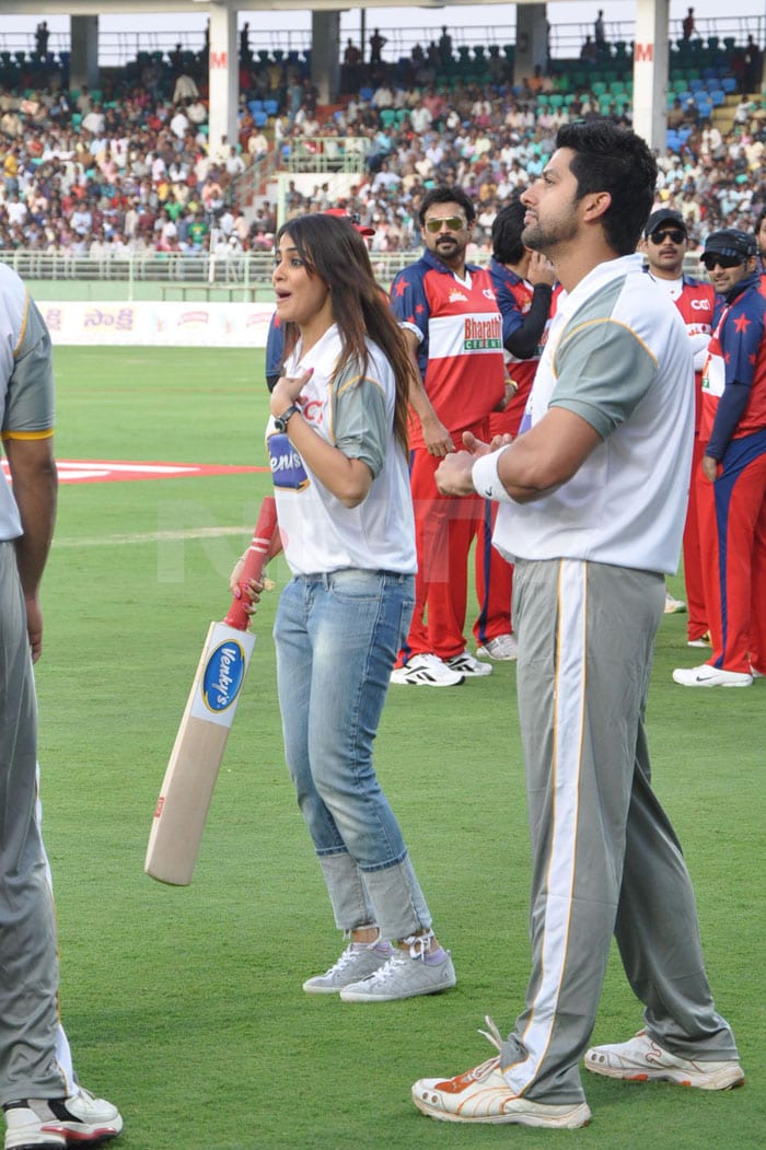 Salman, Genelia at Celebrity Cricket League