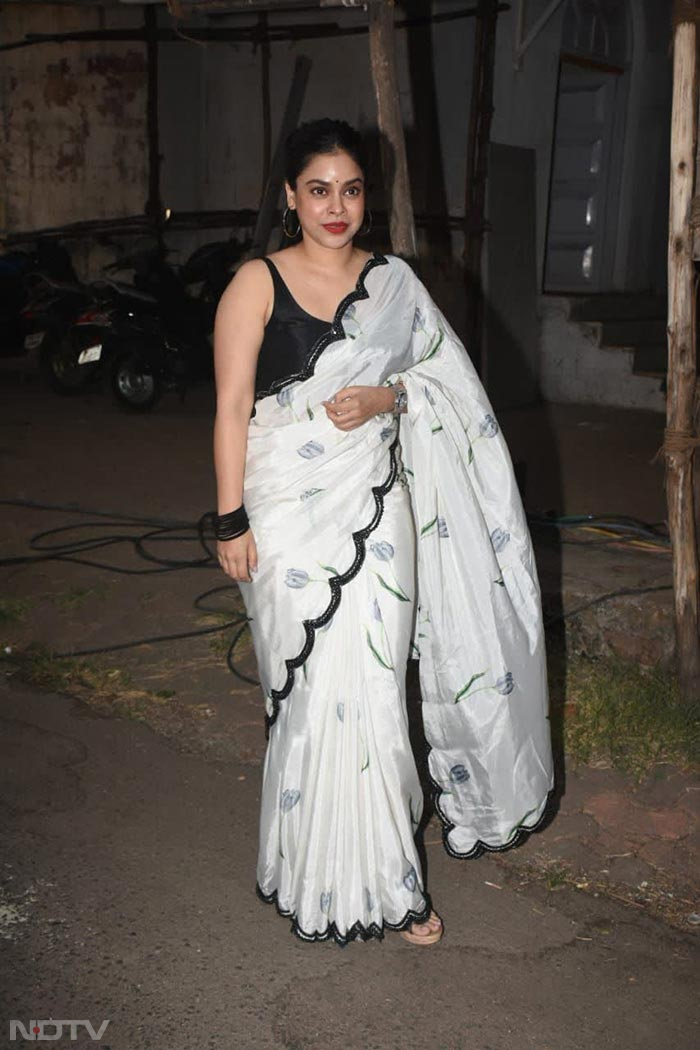 Sumona Chakravarti looked lovely in a white saree. (Image Courtesy: Varinder Chawla)