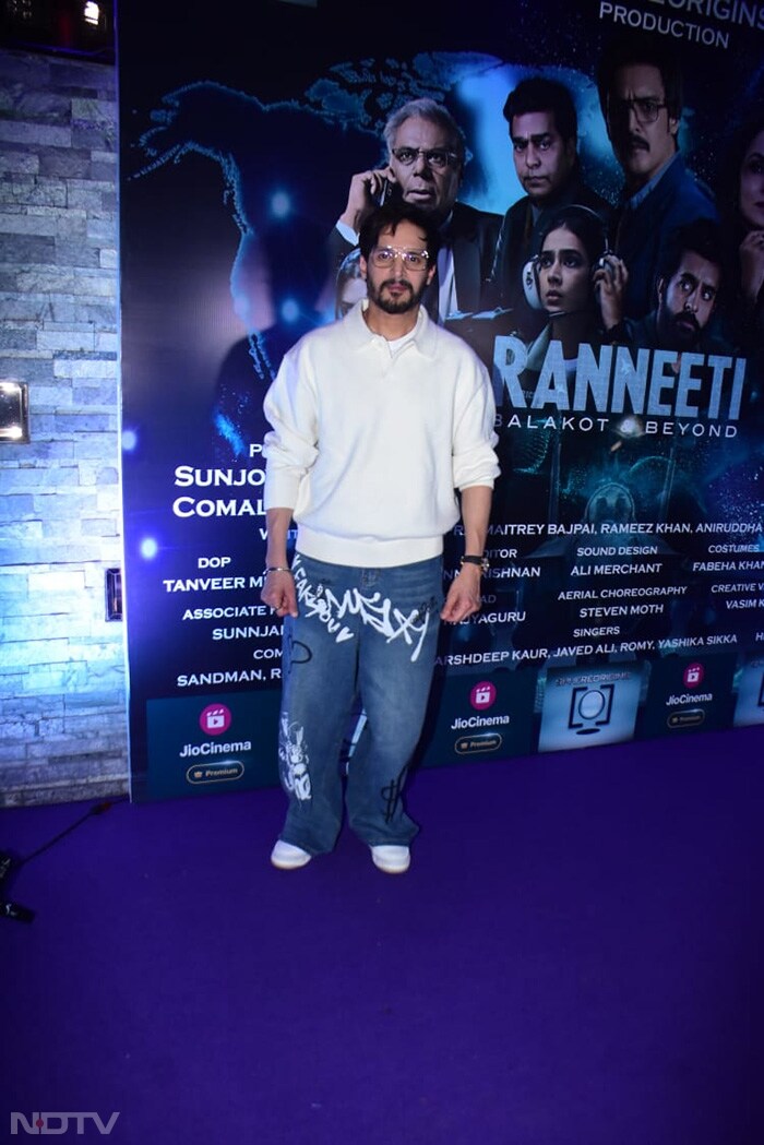 Jimmy Shergill was seen rocking in his casual and baggy OOTN. (Image Courtesy: Varinder Chawla)