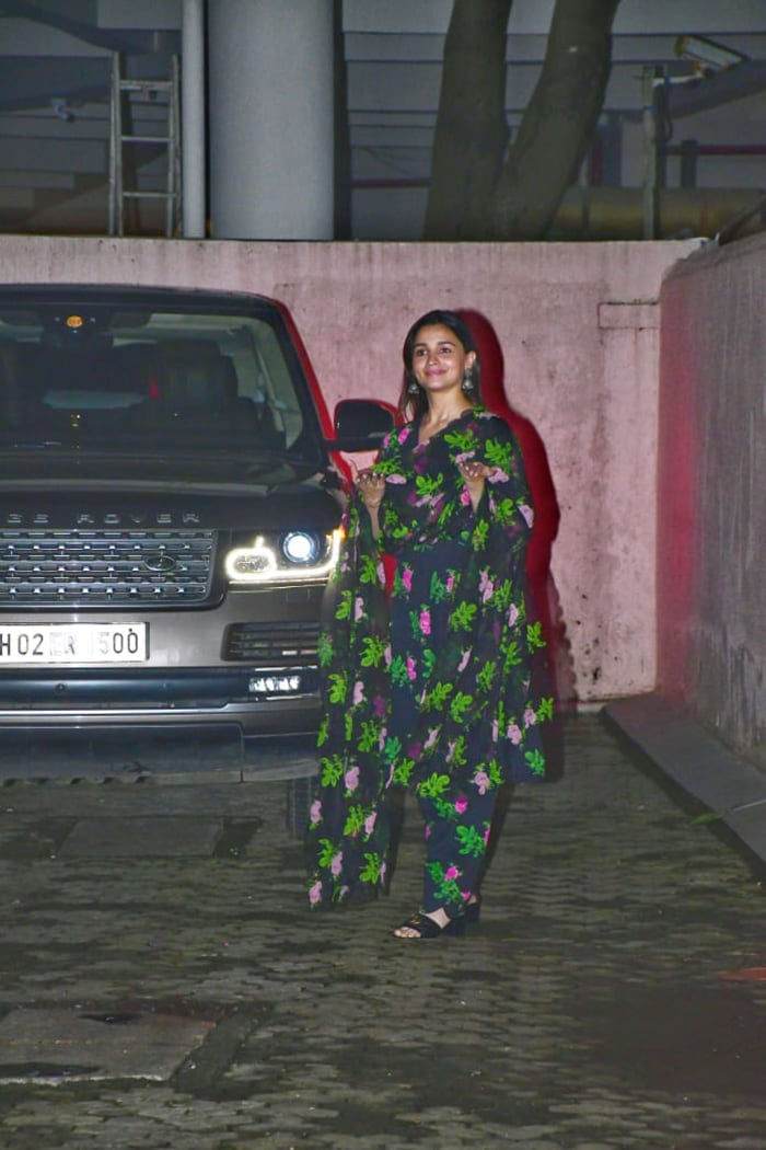Celeb Spotting: Kareena Kapoor-Saif Ali Khan And Alia Bhatt In The City