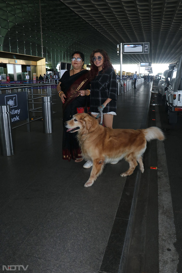 Tina Datta, mom Madhumita Datta and her dog were pictured at Mumbai airport. (Image courtesy: Varinder Chawla)