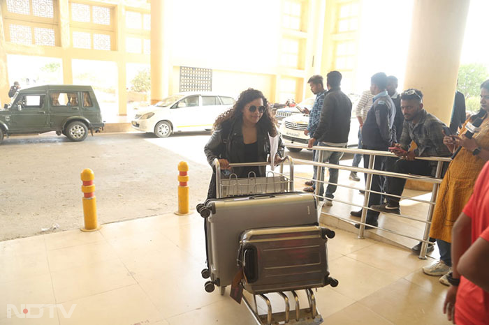 Aarti Shetty was clicked at Jaisalmer airport too. (Image courtesy: Varinder Chawla)