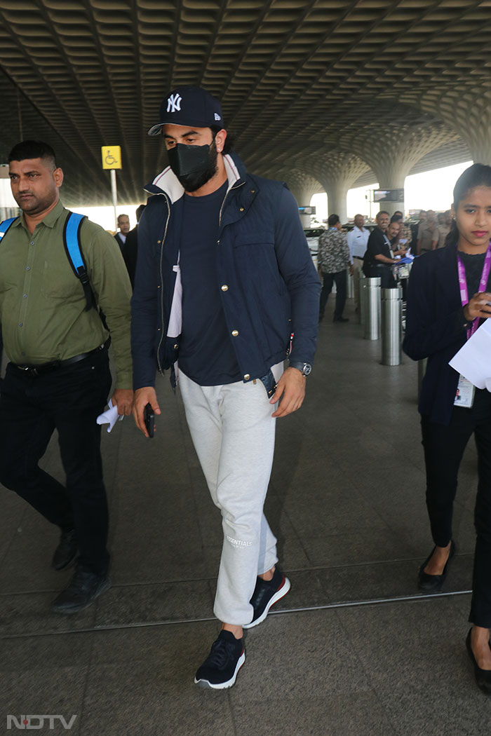 Ranbir Kapoor was also pictured at Mumbai airport. (Image courtesy: Varinder Chawla)