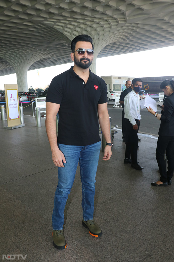 Prithviraj Sukumaran wore a cool black polo t-shirt to Mumbai airport. (Image courtesy: Varinder Chawla)