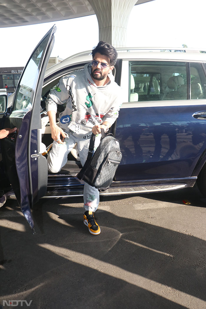 Maniesh Paul was clicked at Mumbai airport. (Image courtesy: Varinder Chawla)