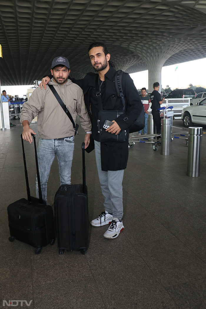 Sanam Puri was also clicked at Mumbai airport. (Image courtesy: Varinder Chawla)