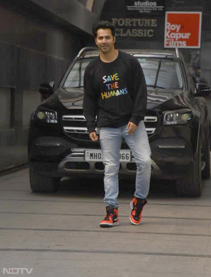 Celeb Spotting: Gauri Khan, Varun Dhawan, Bhagyashree And Others