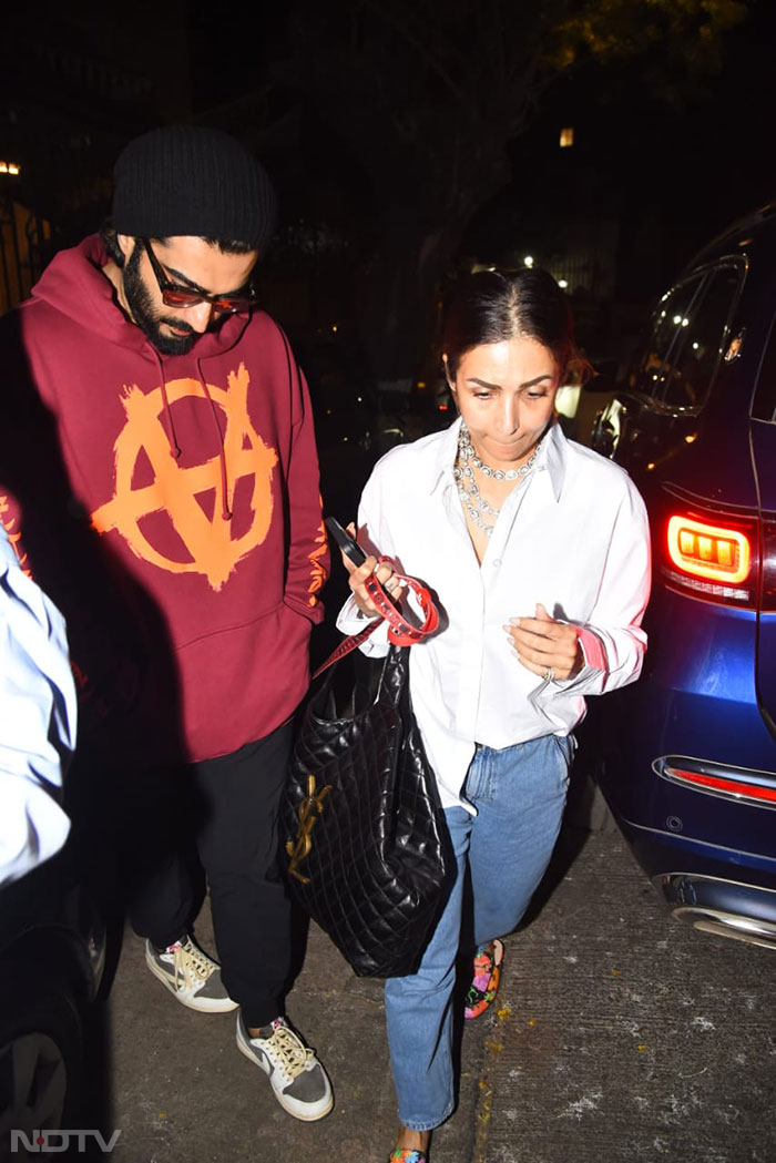 Malaika Arora and Arjun Kapoor were pictured outside at Malaika's Mom Joyce Arora residence. (Image Courtesy: Varinder Chawla)