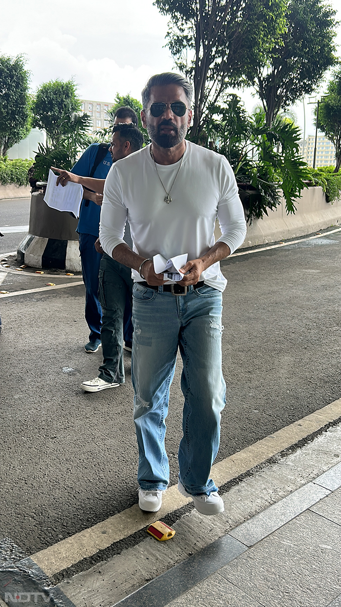 Suniel Shetty was spotted at the airport. (Image Courtesy: Varinder Chawala)