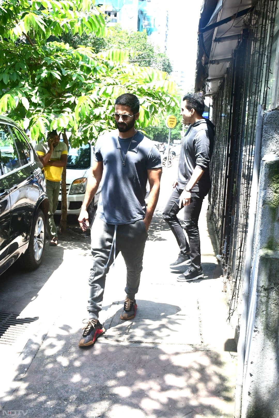 Shahid Kapoor, in a dapper look, posed for the shutterbugs. (Image Courtesy: Varinder Chawla)