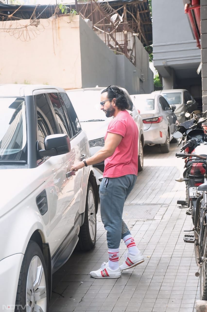 Saif Ali Khan looked cool in a pink T-shirt and trousers (Image Courtesy: Varinder Chawla)