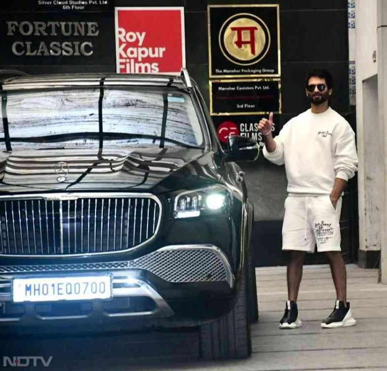 Make way for Shahid Kapoor (Image Courtesy: Varinder Chawla)