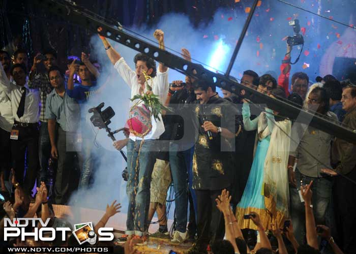 Hrithik breaks the dahi handi, just like in Agneepath