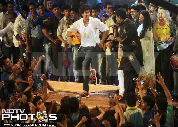 Hrithik breaks the dahi handi, just like in Agneepath