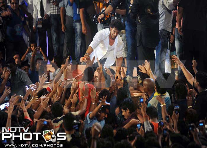 The crowd cheer Hrithik.