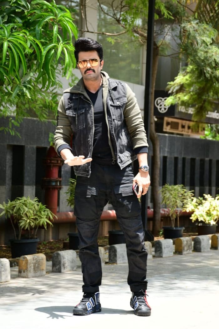 Maniesh Paul posed for <i>Jugjugg Jeeyo</i>promotions.