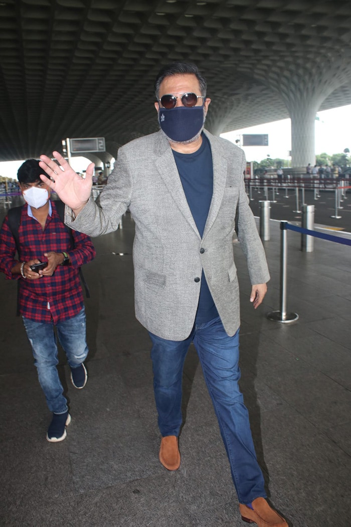 Boman Irani, looking sharp at the airport.