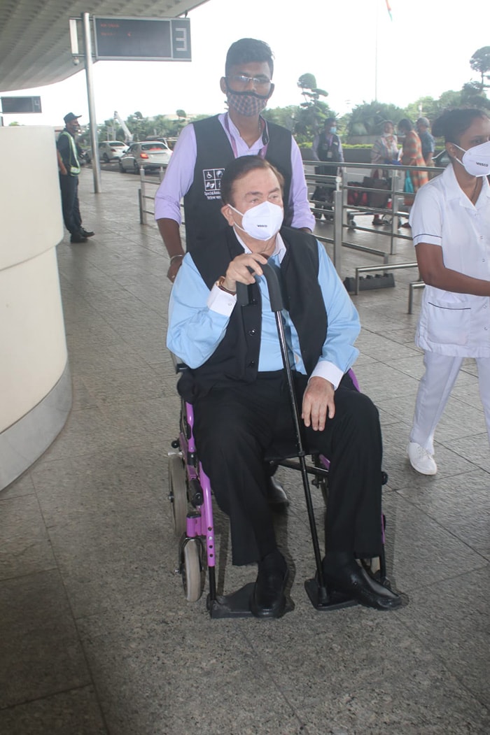 Veteran actor Randhir Kapoor was spotted being escorted on a wheelchair at the Mumbai airport