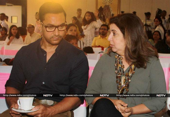 Farah and Aamir got chatty at the event.