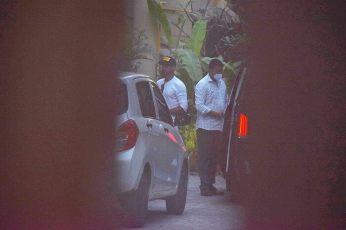 The paparazzi caught a glimpse of actor Hrithik Roshan in Juhu.