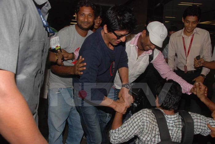 Thou, Mighty One: SRK gives out a helping hand to a man!