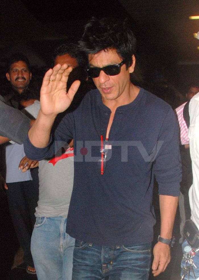 Shah Rukh acknowledges his stardom with a wave!