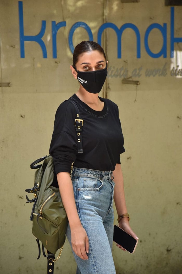 Summer Is Here And Tees Are Out For Kareena Kapoor, Ananya Panday