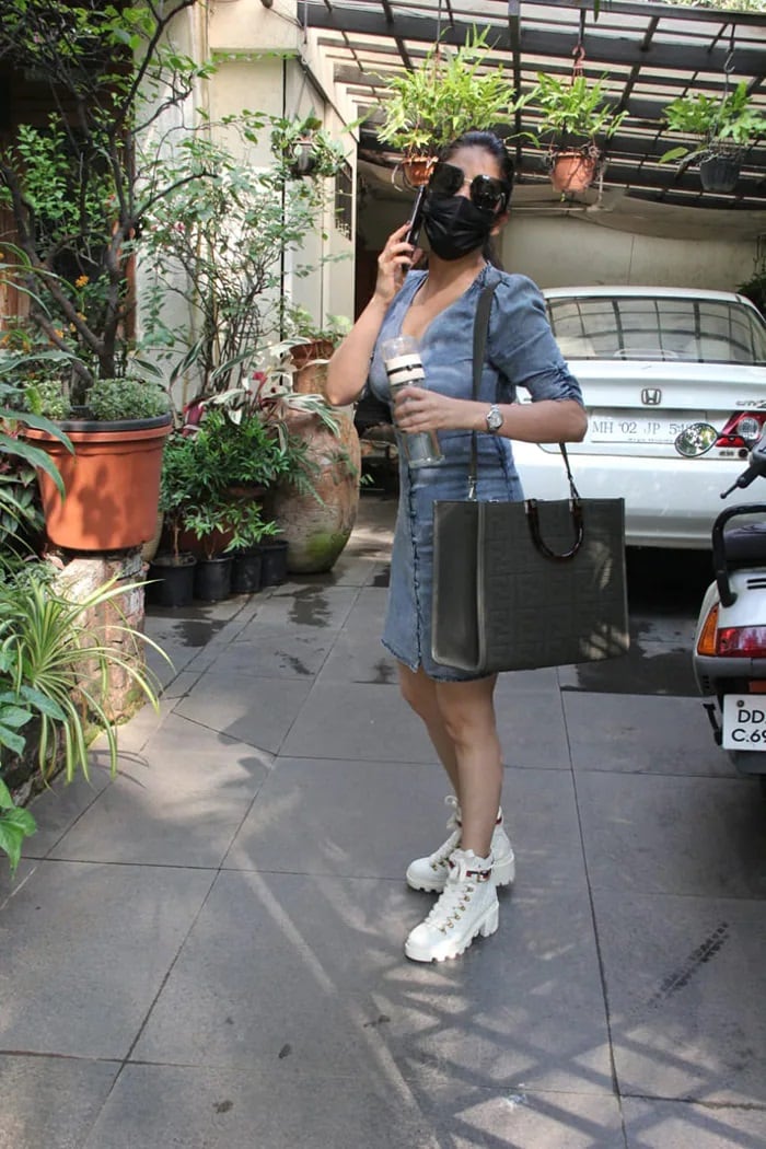 यामी गौतम ब्लू कलर की ड्रेस में मुंबई के एक सैलून में स्पॉट हुईं.